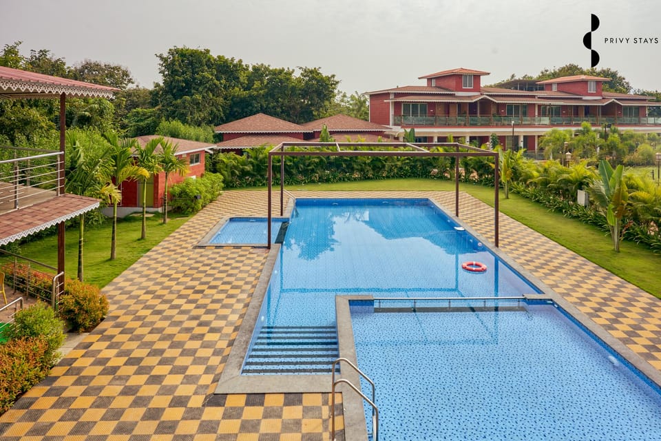 Swimming pool [outdoor]