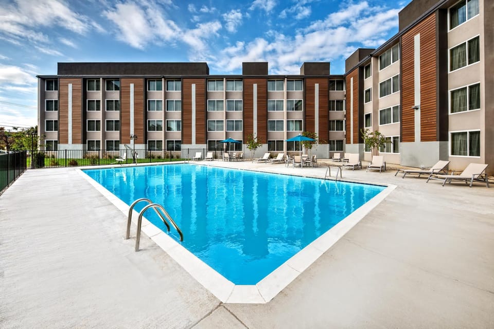 Swimming pool [outdoor]