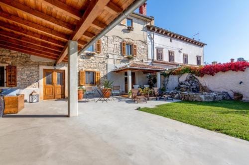 Apartments and rooms with parking space Loborika, Pula - 12983 Hotel in Pula