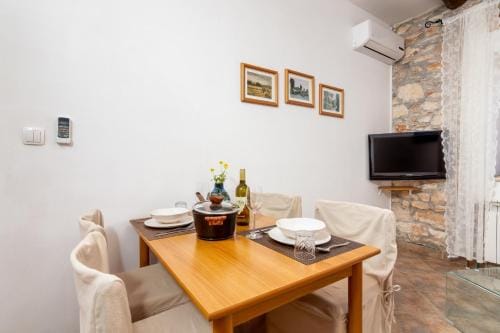 Apartments and rooms with parking space Loborika, Pula - 12983 Hotel in Pula