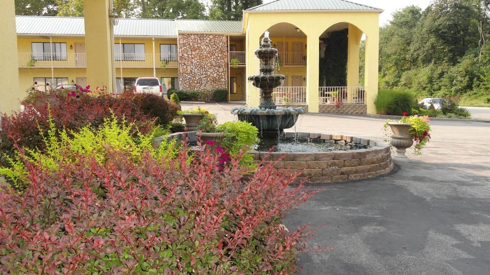 Golden Manor Inn & Suites Hotel in Indiana