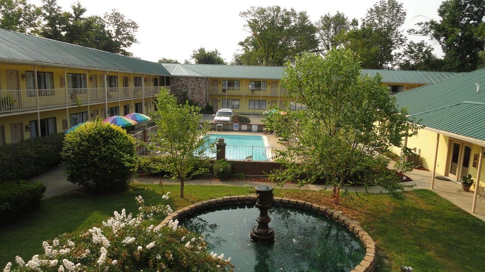 Golden Manor Inn & Suites Hotel in Indiana