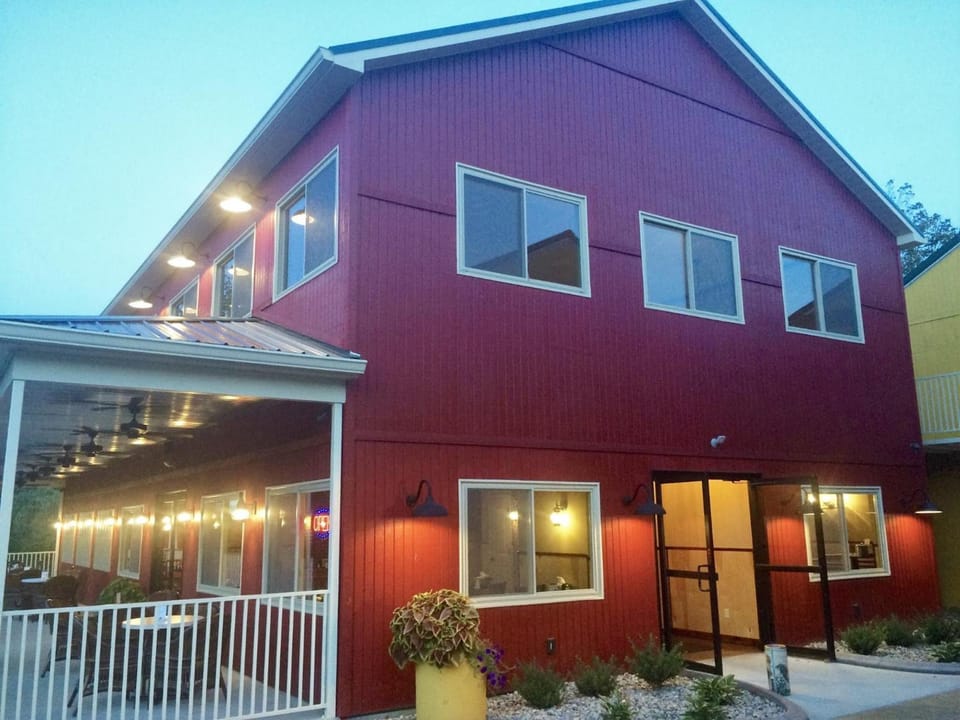 Golden Manor Inn & Suites Hotel in Indiana