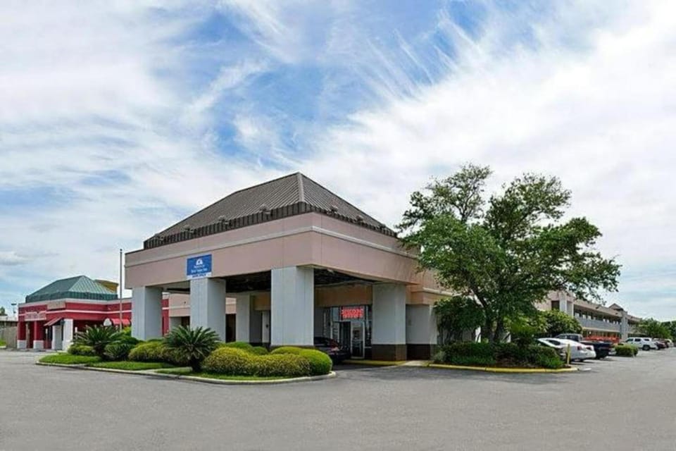 Heritage Inn & Suites by Capital O Baton Rouge I 10 Hotel in Baton Rouge