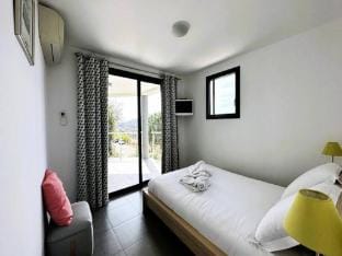 Houses  Villas for 8 People Hotel in La Londe-les-Maures