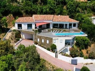 Houses  Villas for 8 People Hotel in La Londe-les-Maures