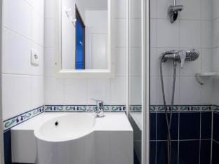 room apartment for 7 people - Selection - view of the Port Hotel in Arzon