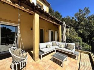 Houses  Villas for 10 People Hotel in La Londe-les-Maures