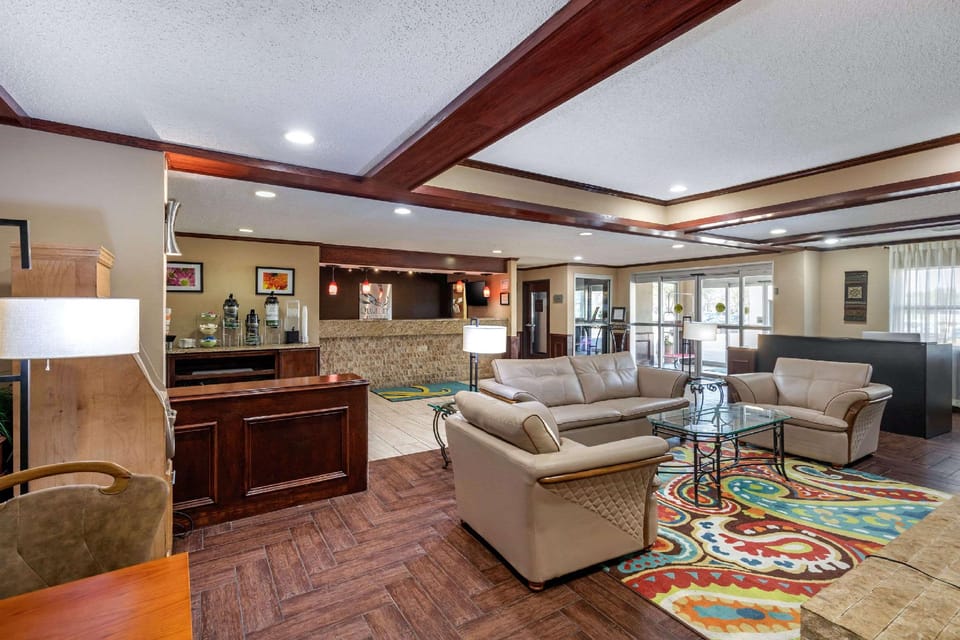 Quality Suites Addison-Dallas Hotel in Addison