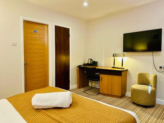 OYO Studio @74 Hotel in Swindon