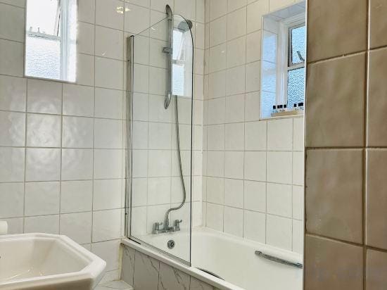 OYO Bath Road Apartments Hotel in Swindon