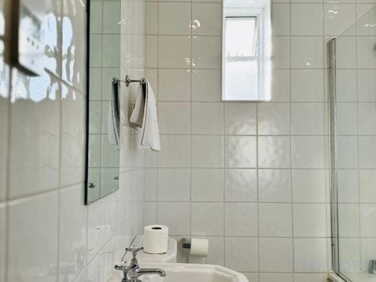 OYO Bath Road Apartments Hotel in Swindon