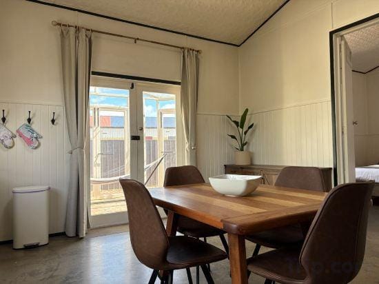The Podium - Modern Cottage - Central Oatlands Hotel in Tasmania