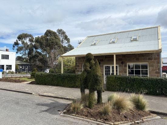 The Podium - Modern Cottage - Central Oatlands Hotel in Tasmania