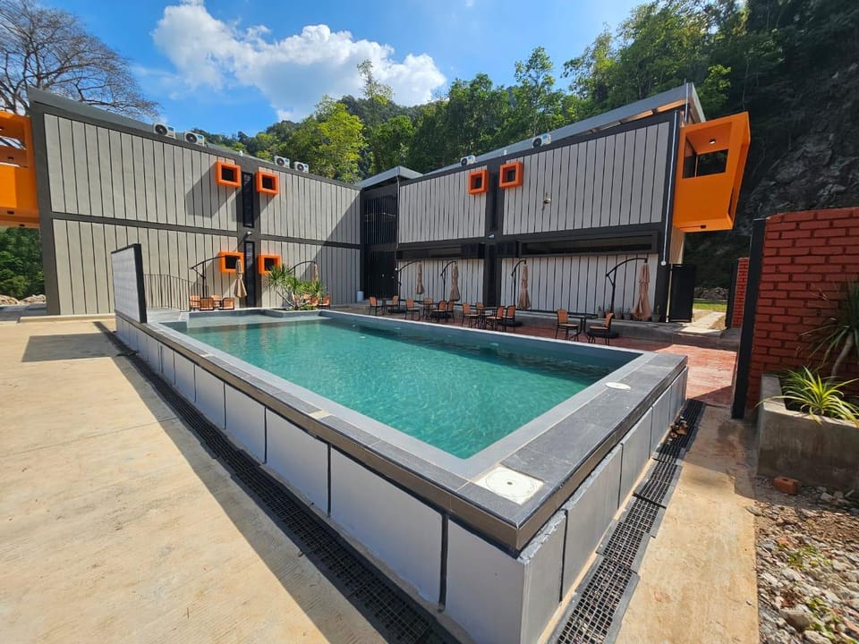 Swimming pool [outdoor]