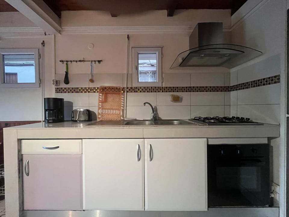 RESIDENCE ROXELLE Apartment hotel in Arrondissement of Saint-Pierre