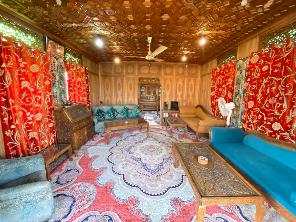 Houseboat new Heidi Hotel in India