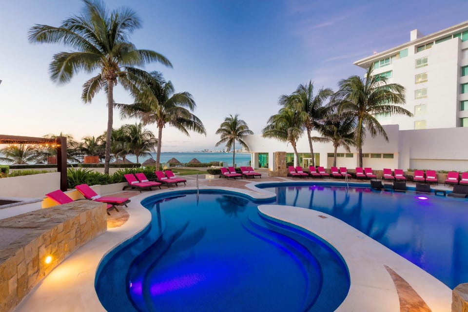 Swimming pool [outdoor]