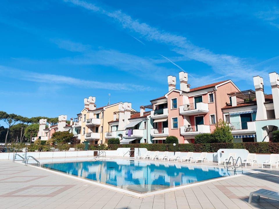 Bright apartment with pool Hotel in Lido di Jesolo