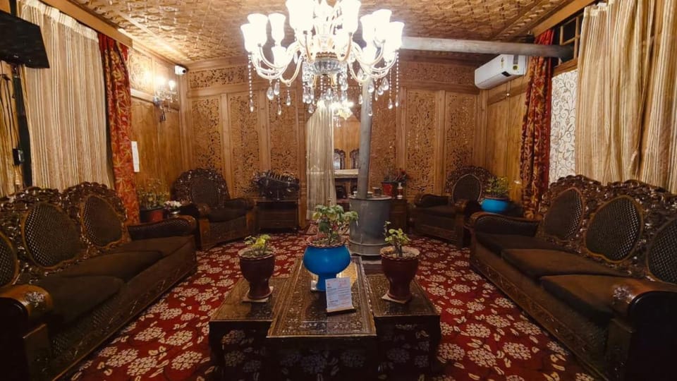 Heritage Houseboat - Almost Heaven Hotel in India