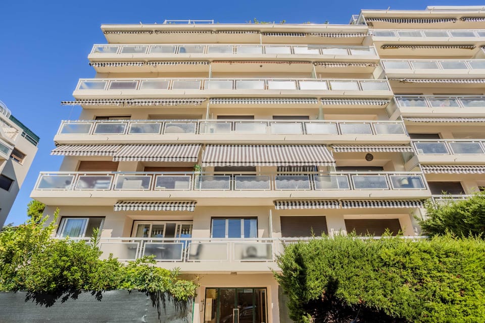 Bright, A/C apartment with sea view - Antibes Hotel in Antibes