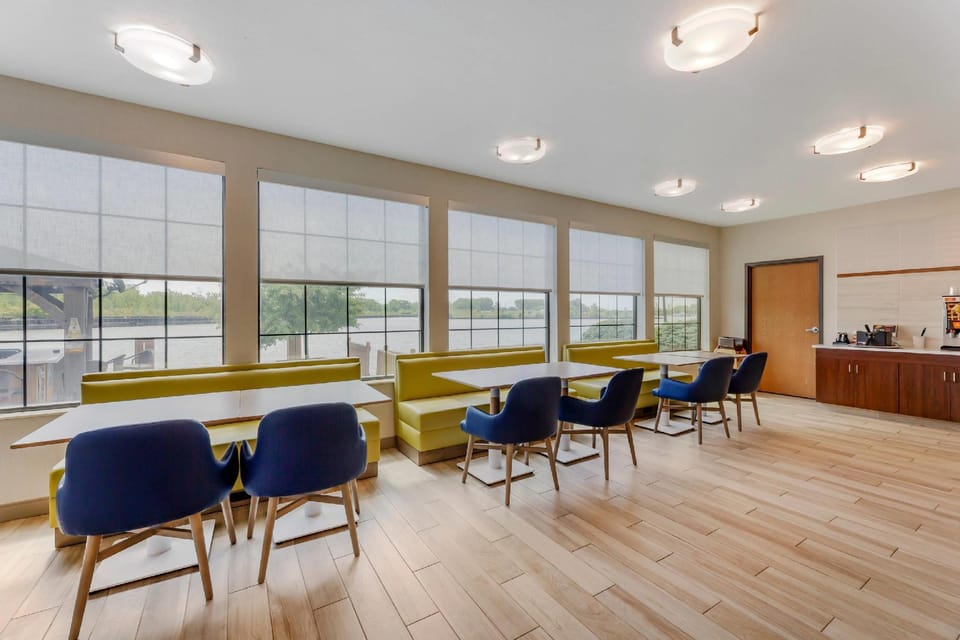 Comfort Inn River's Edge Hotel in Huron