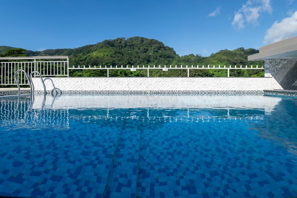 Swimming pool [outdoor]