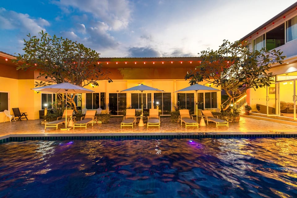 Swimming pool [outdoor]