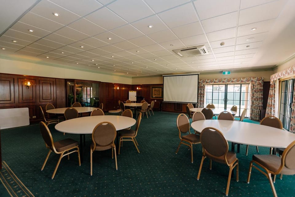 The Lawson Riverside Suites Motel in North Wagga Wagga