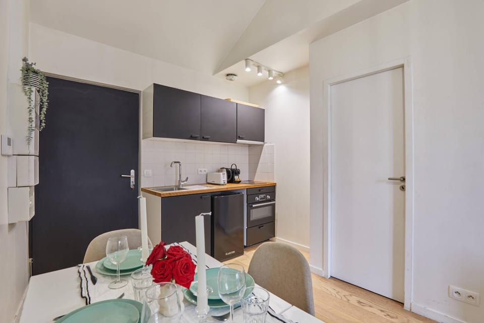 Charming Apartment Boulogne facing "Les Passages" Hotel in Paris