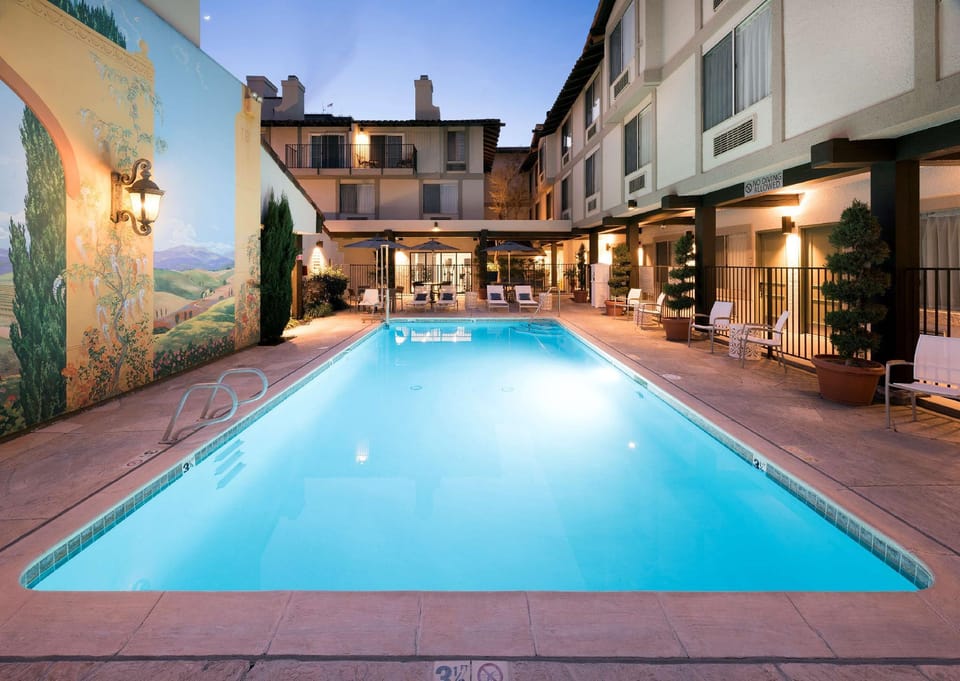 DoubleTree by Hilton Hotel Campbell - Pruneyard Plaza Hotel in Campbell