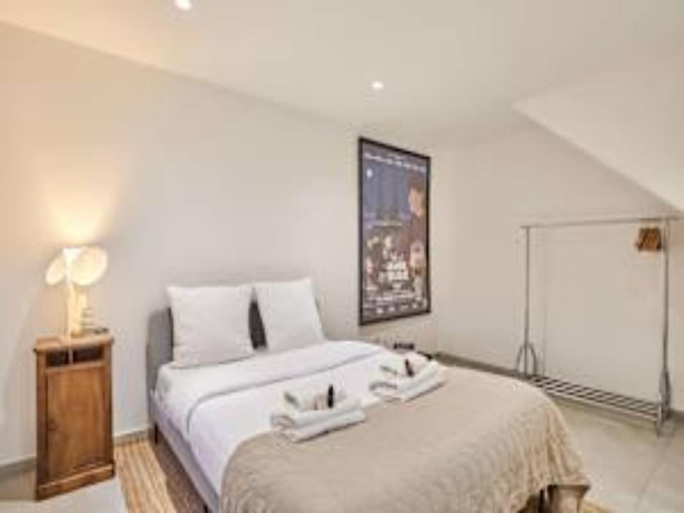 Suite Premium facing the Chateau de Vincennes Hotel in Vincennes