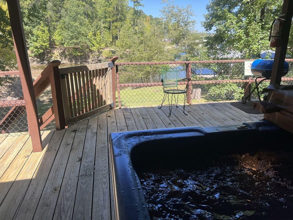 Lake side three bedroom, two bath house on Lake Ouachita with private hot tub. by RedAwning Hotel in Lake Ouachita