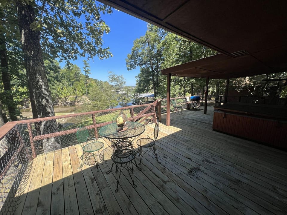 Lake side three bedroom, two bath house on Lake Ouachita with private hot tub. by RedAwning Hotel in Lake Ouachita