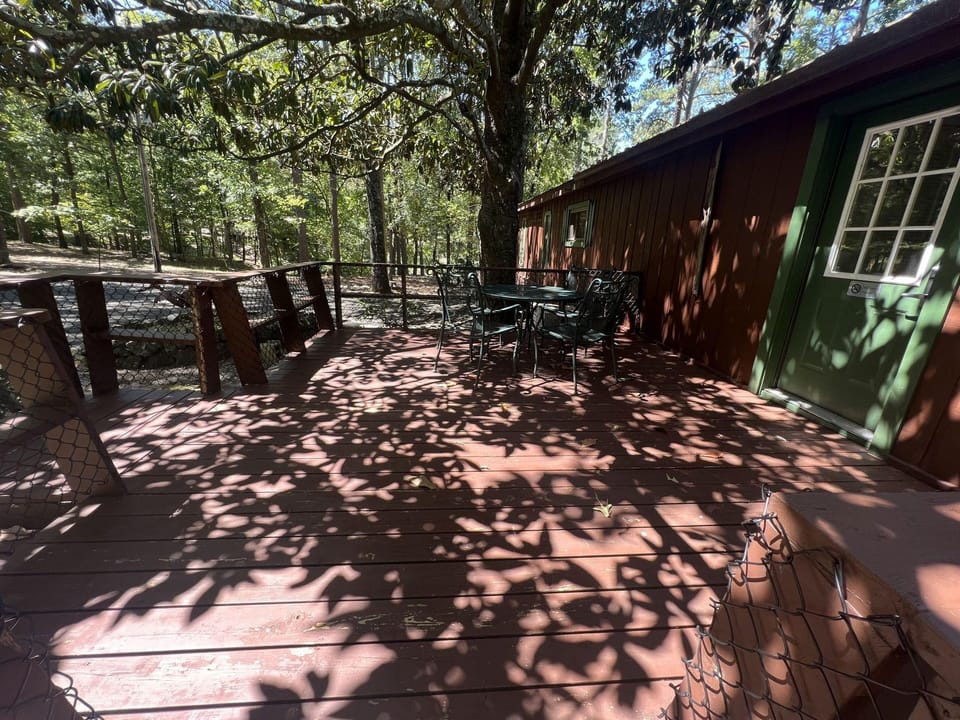 Lake side three bedroom, two bath house on Lake Ouachita with private hot tub. by RedAwning Hotel in Lake Ouachita