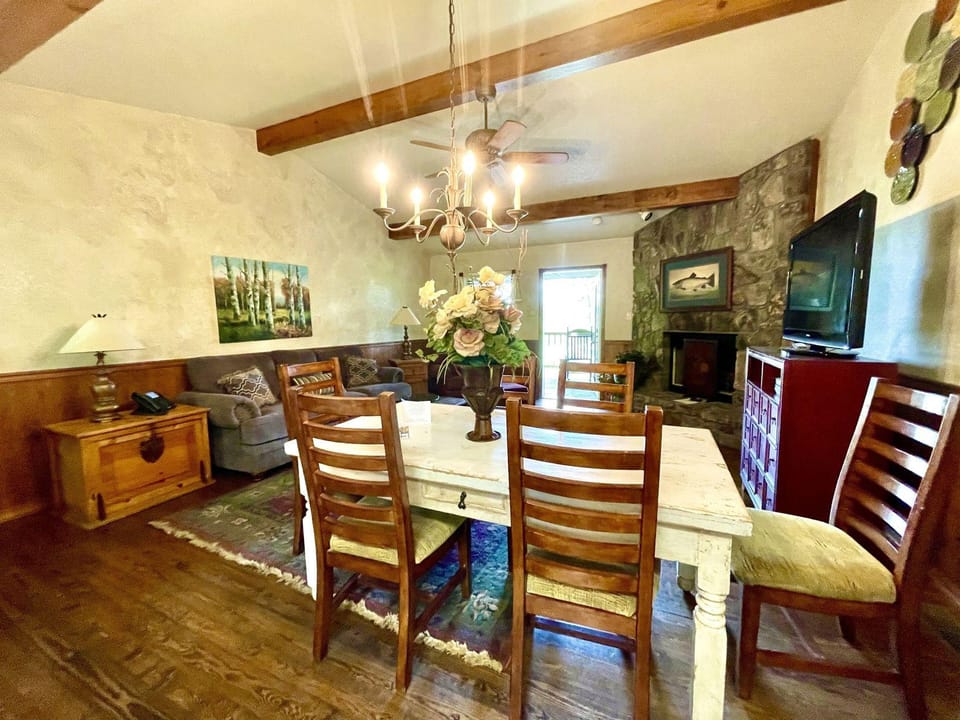 C8, Two bedroom, two bath log-sided, lake view luxury cottage with hot tub by RedAwning Hotel in Lake Ouachita