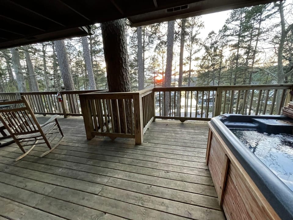 Mountain Harbor two bedroom Lodge cottage by RedAwning Hotel in Lake Ouachita