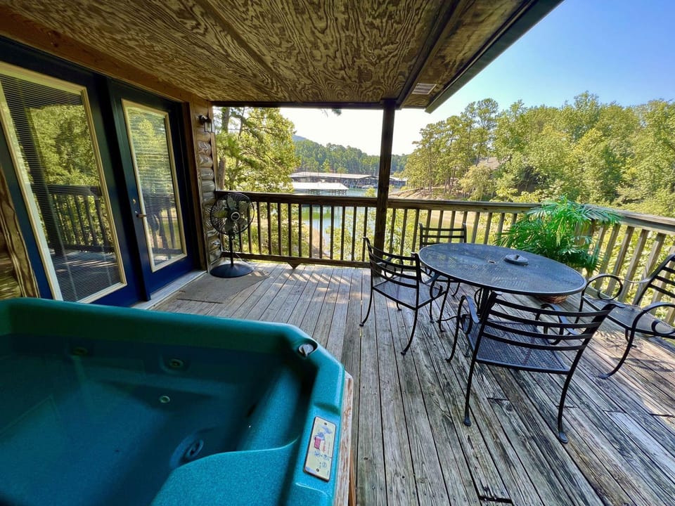 Luxury, loft, log-sided two bedroom Harbor North cottage on Lake Ouachita. by RedAwning Hotel in Lake Ouachita