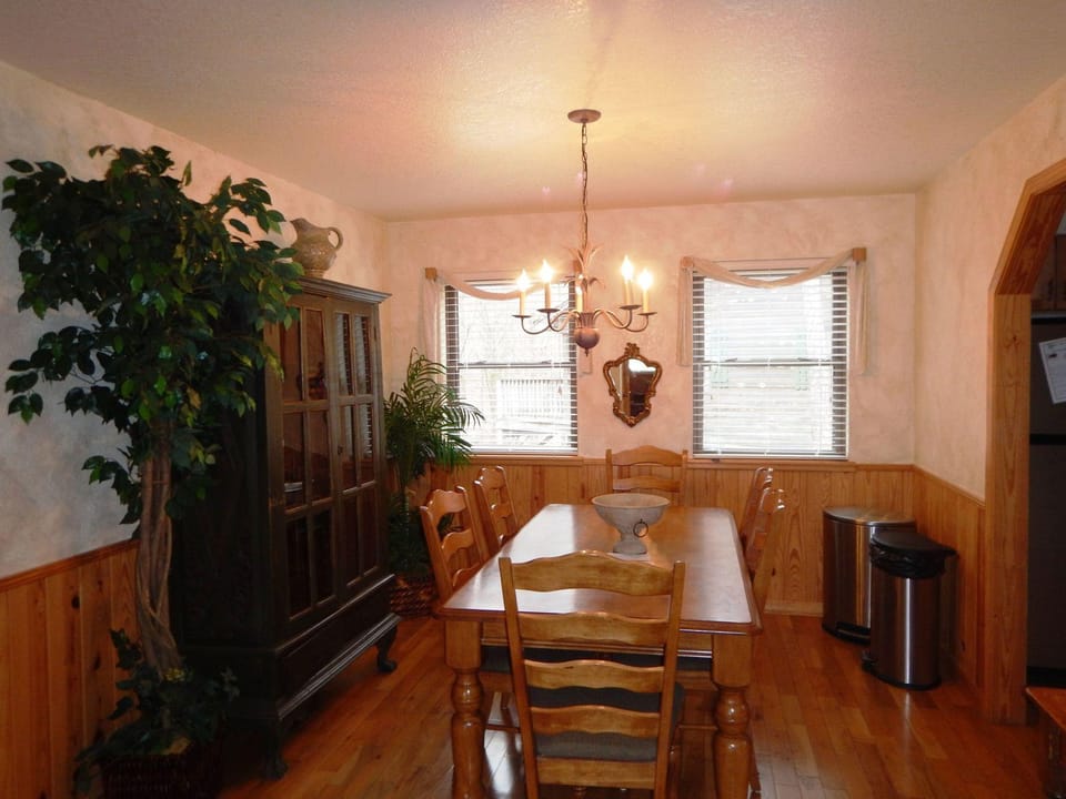 Luxury, loft, log-sided two bedroom Harbor North cottage on Lake Ouachita. by RedAwning Hotel in Lake Ouachita