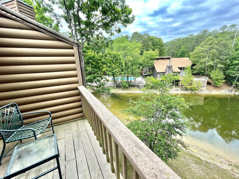 80BPD, Four bedroom, two 1/2 bath log-sided condo with lake view , garage by RedAwning Hotel in Lake Ouachita