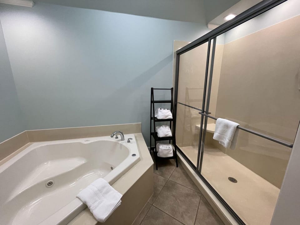80BPD, Four bedroom, two 1/2 bath log-sided condo with lake view , garage by RedAwning Hotel in Lake Ouachita