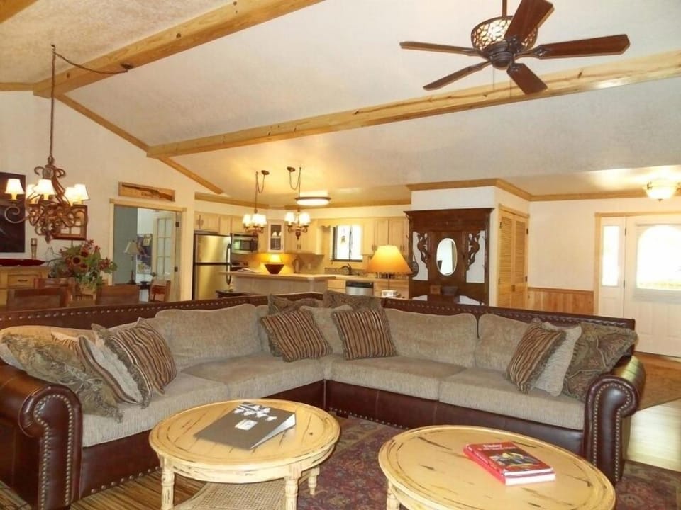 Luxury three bedroom, three bath cottage with hot overlooking Lake Ouachita. by RedAwning Hotel in Lake Ouachita