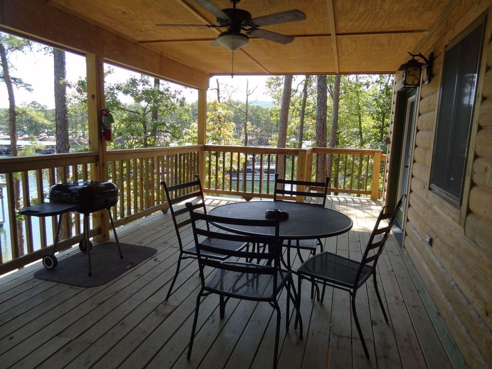Luxury three bedroom, three bath cottage with hot overlooking Lake Ouachita. by RedAwning Hotel in Lake Ouachita