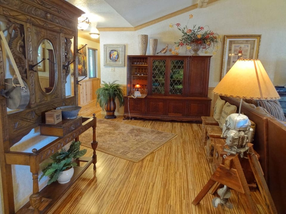 Luxury three bedroom, three bath cottage with hot overlooking Lake Ouachita. by RedAwning Hotel in Lake Ouachita