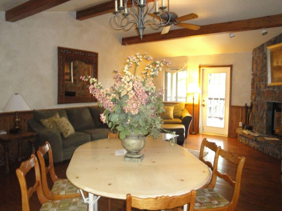 Lake view three bedroom, three bath cottage with hot tub overlooking Lake Ouachita. by RedAwning Hotel in Lake Ouachita