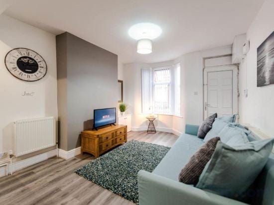 Liverpool Harrow Road Sleeps 6- Infinity Apartment Hotel in Liverpool