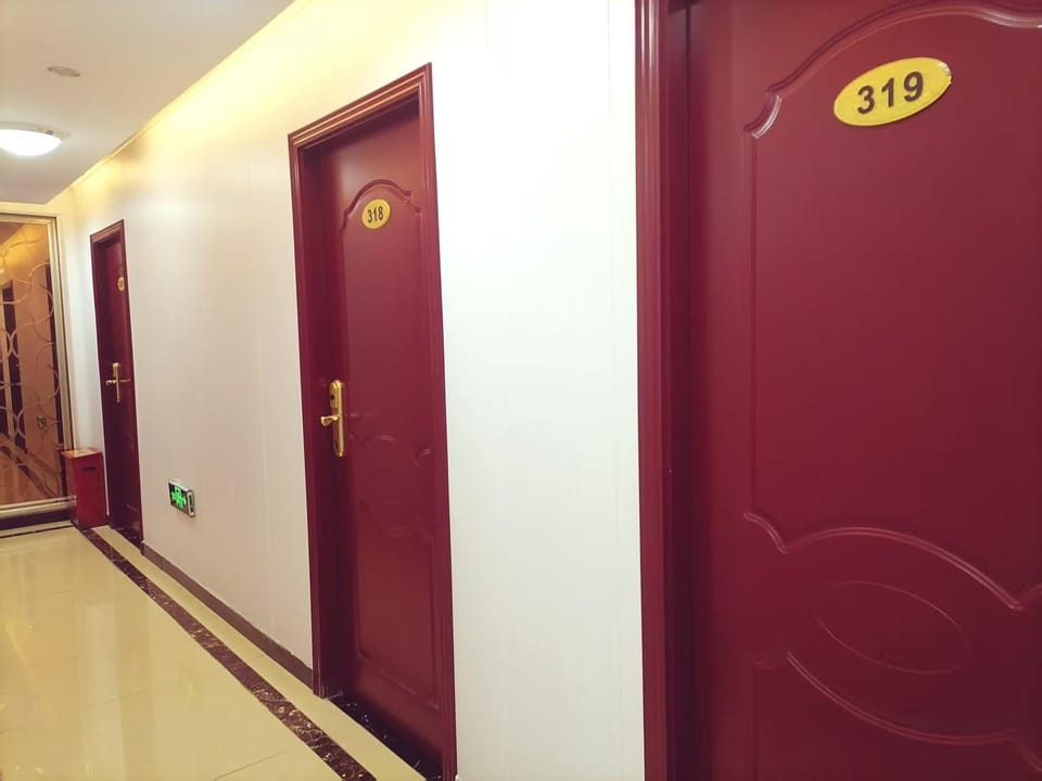 Poli Express Hotel (Jiefangbei Qixinggang Double Metro Station Branch) Hotel in China