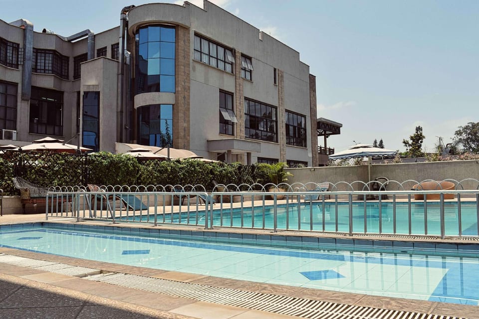 Swimming pool [outdoor]