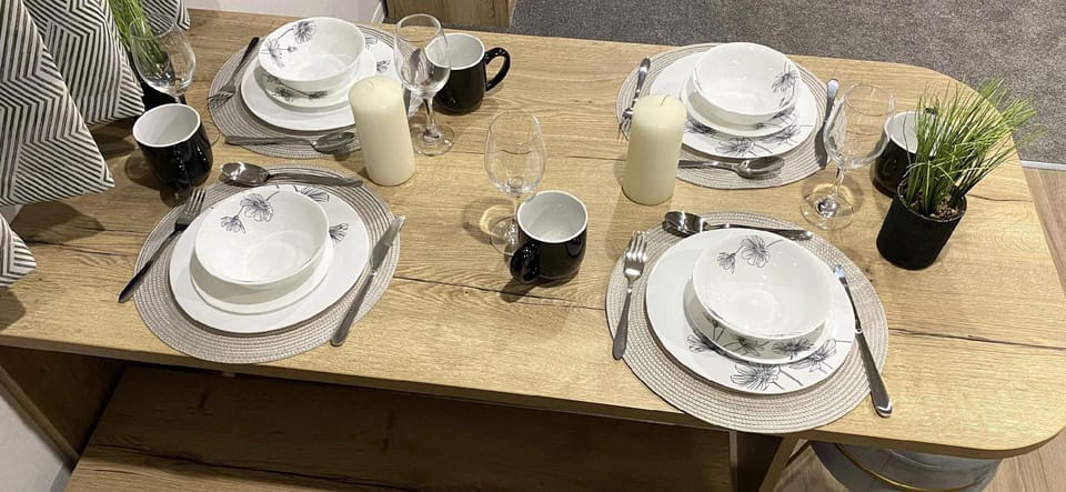 BAF Luxury Stays - Caravan Sleeps 8 Hotel in Northampton