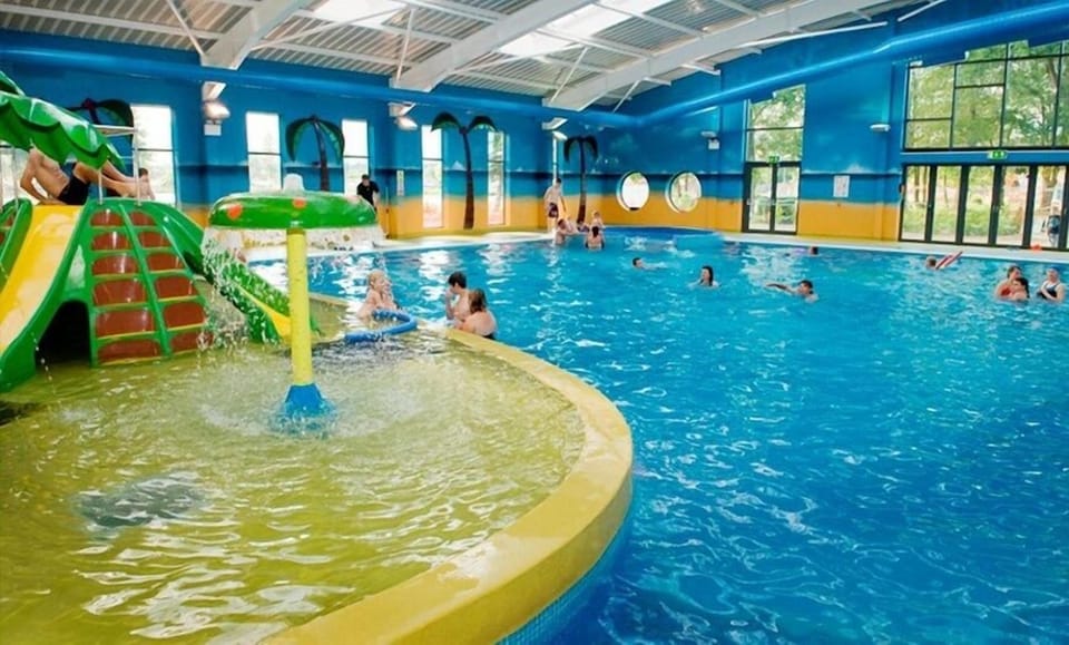 BAF Luxury Stays - Caravan Sleeps 8 Hotel in Northampton